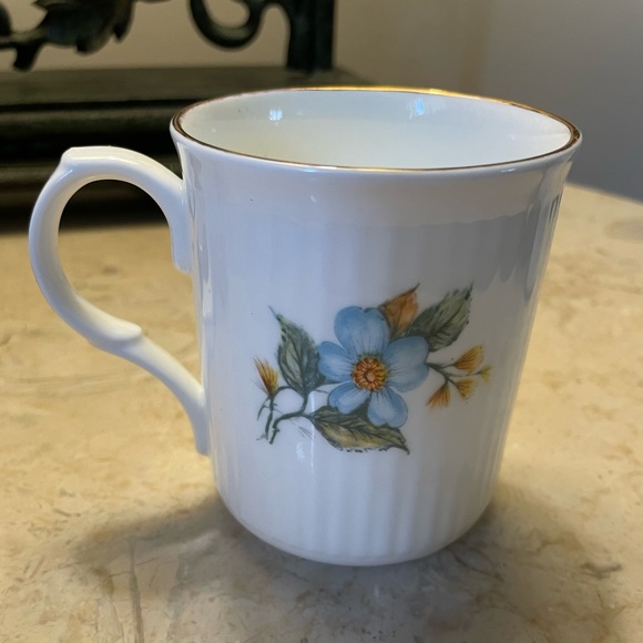 Pair of Wellington Fine China Floral Coffee Mugs - Picture 4 of 6